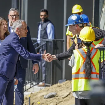 eda9d423c44ba42981500f689ee898e0 Carney comes to Alberta, talks housing, rides a sprayer, hears from separatists – 1